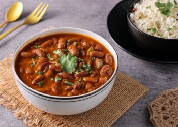 Kai šaldytuvas toks pat tuščias, kaip ir skrandis: išgelbės sotus, greitai paruošiamas pupelių karis iš likučių