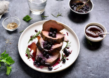 Jeigu šilauogių nederinate su mėsa ar sūriu – daug prarandate: nuodėmingai skanios idėjos užkandžiams ir kepsnių padažui