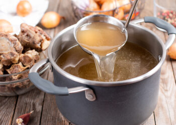 9 taisyklės, kaip išsivirti tobulą mėsos sultinį: viena gudrybė, užtikrins, kad jis būtų skaidrus