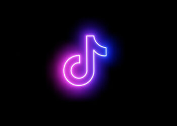Nauja „TikTok“ funkcija siūlys atsisakyti vieno dažno įpročio: įdarbins akis, o ne nykščius