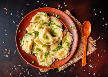 Ir Kūčioms, ir kasdienai: 3 gardūs ir sotūs virtinių receptai su nebrangiais įdarais – aguonomis, silke ir grybais