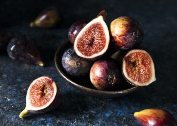 Nepavyksta atsisakyti saldumynų? Dietologė pataria vieną egzotinį vaisų: jis atstos desertus ir sumažins apetitą (receptas)