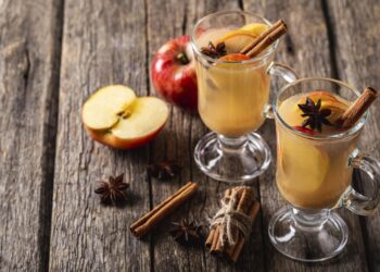 Šis karštas gėrimas šaltais vakarais – skaniau už arbatą: prireiks tik obuolių sulčių ir cinamono