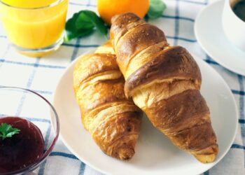 Švęskite kruasanų dieną: įdarykite juos kiaušiniais ar gaminkite kruasanų pudingą
