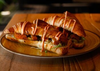 Pietūs už kelis eurus: paprasti būdai, kaip kruasanus paversti rimtu patiekalu