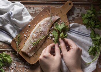 Dietologė patarė, kaip ruošti žuvį, kad būtų ir sveika, ir skanu: padės viena gudrybė