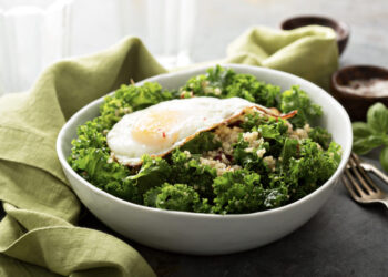 4 skaniausios kiaušinių salotos baltymų kupinam, sveikam šventiniam stalui