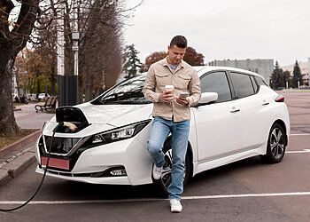 Ekspertai atskleidė, kiek šiemet Lietuvoje augs alternatyvių degalų paklausa ir elektromobilių rinka