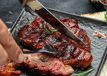 Kaip iškepti sultingą ir aromatingą kiaulienos nugarinės kepsnį ant grotelių: pataria profesionalas