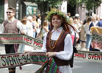 Šimtmečio dainų šventės žygis atkeliauja į Plungę