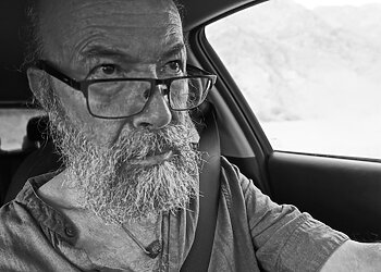 Pagyvenę žmonės už vairo – kada metas persėsti į keleivio vietą?