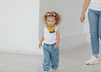 Dainininkė Aistė Volkova pristato jaudinančią dainą apie motinystę – „Taip ir darau“