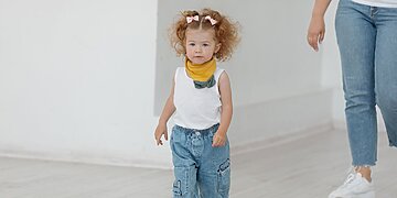 Dainininkė Aistė Volkova pristato jaudinančią dainą apie motinystę – „Taip ir darau“