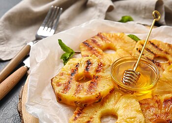 Ant grotelių keptas ananasas