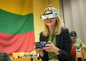 Užsienio lietuviai patys surinkinėja dronus ir žadina Europą!