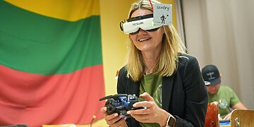 Užsienio lietuviai patys surinkinėja dronus ir žadina Europą!