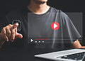 „YouTube Music“ dabar leidžia ieškoti dainų pagal niūniavimą, naudojant naują dirbtinio intelekto funkciją