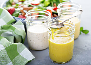 Su trimis receptais pasiruošite pigių ir gardžių užpilų salotoms: prireiks šio pagrindinio ingrediento