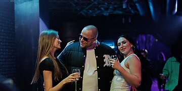 Reperis Saulius Jeruslanovas – SJ pristato dainos „Dar truputį“ vaizdo klipą: seksualios panelės gundė svetimauti