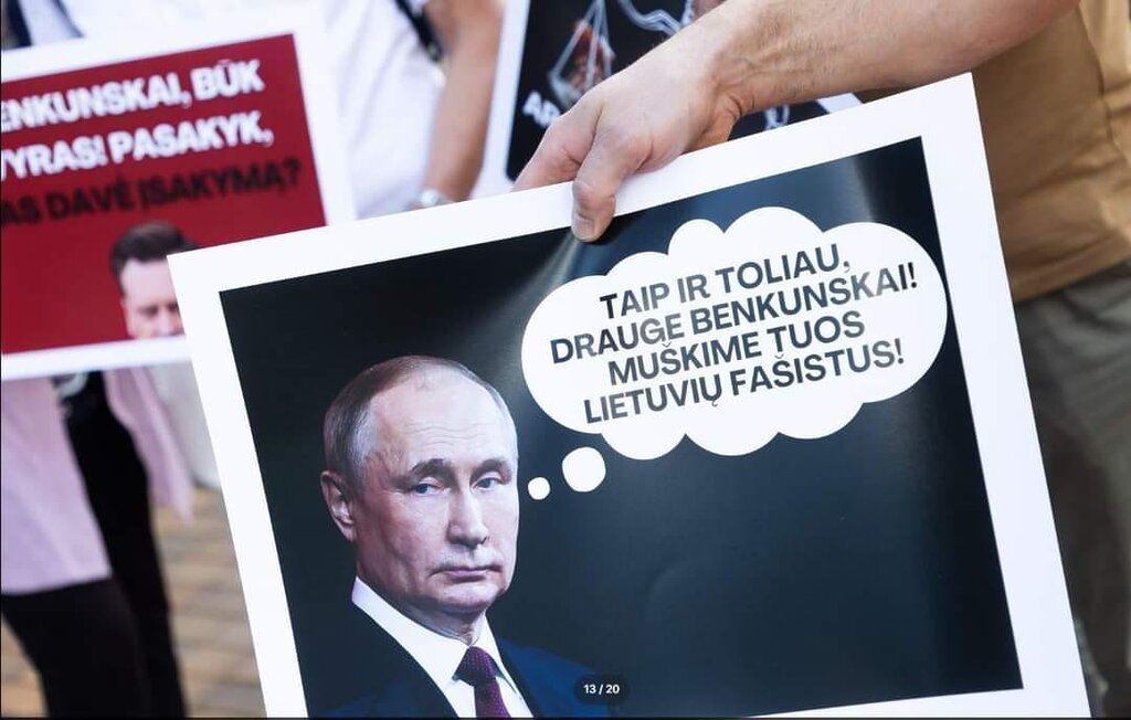 Vilniuje surengtas piketas dėl nukabintos atminimo lentos K. Škirpai