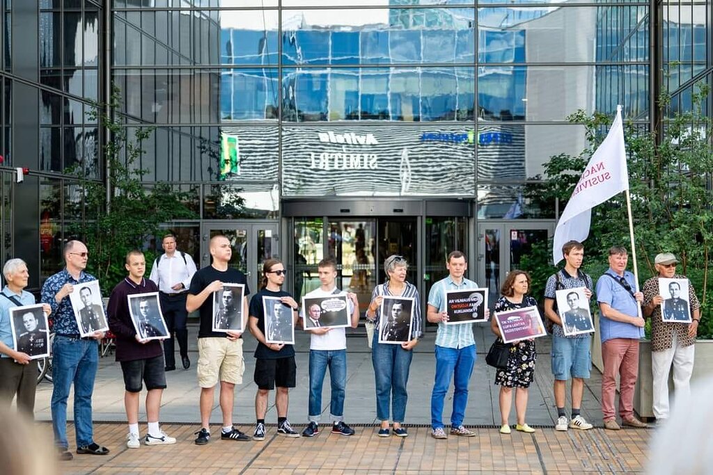 Vilniuje surengtas piketas dėl nukabintos atminimo lentos K. Škirpai