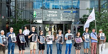 Vilniuje surengtas piketas dėl nukabintos atminimo lentos K. Škirpai