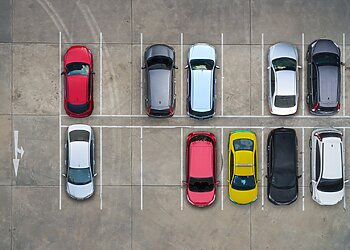 Prislopusi iš tinklo įkraunamų hibridų banga grįžta: kuo vairuotojus vilioja gamintojai?