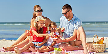 Atostogų metu valgome lauke: ką svarbu žinoti nešantis maistą prie jūros