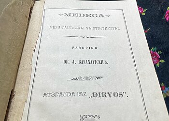 „Medega mūsų tautiszkai vaistinykystai“ – kaip gydytis plaukuose įsisukus kaltūnui, susirgus liūdnumo liga arba kvailastim