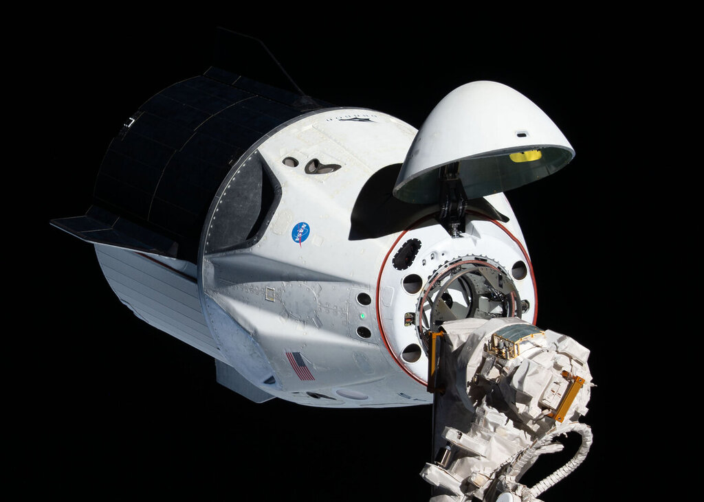 „SpaceX“ erdvėlaiviu „Crew Dragon“