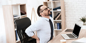 Kineziterapeutė pataria: kaip išvengti nugaros ir kitų skausmų darbo vietoje