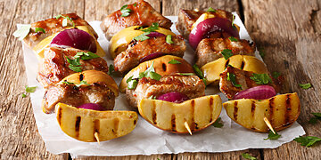 Paskutineiams vasaros griliams: kiaulienos šašlykai su šviežiais vaisiais – ir pigu, ir skanu