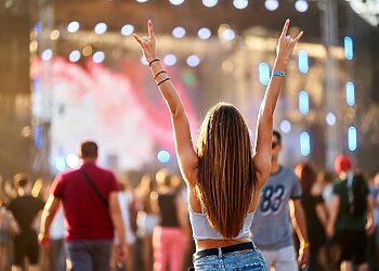 Ką bendro automobilių gamintojai turi su festivaliais, sportu, mada?