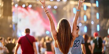 Ką bendro automobilių gamintojai turi su festivaliais, sportu, mada?