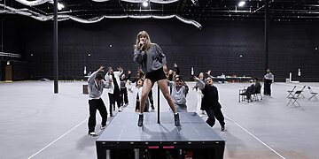 Taylor Swift naujame vaizdo klipe atskleidė „The Eras Tour” užkulisius