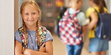 Kai vaikui atitenka brolių ir sesių išaugti daiktai. Kaip išvengti nusivylimo ir apsaugoti nuo patyčių mokykloje?