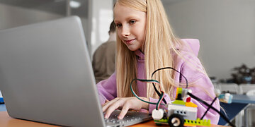 Du iš trijų mokinių Lietuvoje norėtų, kad mokykloje būtų mokoma dirbtinio intelekto panaudojimo įgūdžių