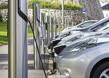 Pasaulinės elektromobilių dienos proga skelbiama apie naujas įkrovimo stoteles