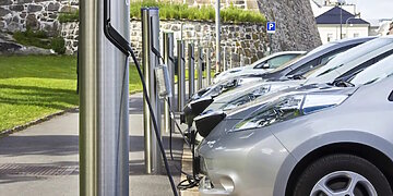 Pasaulinės elektromobilių dienos proga skelbiama apie naujas įkrovimo stoteles