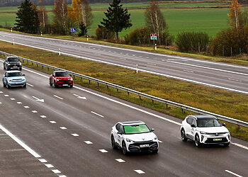 „Metų automobilio 2025“ elektromobilių testas: 200 km įveikė visi