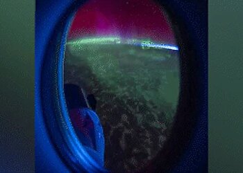 NASA astronautas iš kosmoso užfiksavo raudonos ir žalios auroros vaizdo įrašą