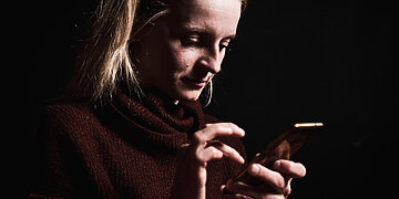 Domėjimasis kitais socialiniuose tinkluose: kada smalsumas tampa per didelis?