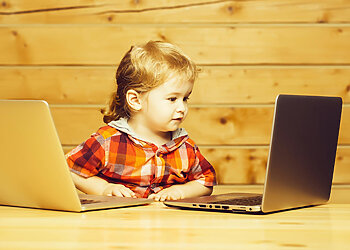 Vaikas su kompiuteriu