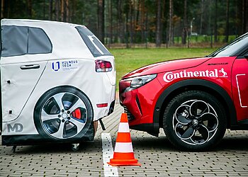 „Metų automobilis 2025“: Druskininkuose pretendentai lyginosi kiloliuksais, decibelais ir metrais per sekundę