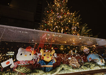 Tarptautinė Kalėdų eglė kviečia pasigrožėti skirtingų šalių švenčių ornamentais