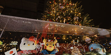 Tarptautinė Kalėdų eglė kviečia pasigrožėti skirtingų šalių švenčių ornamentais