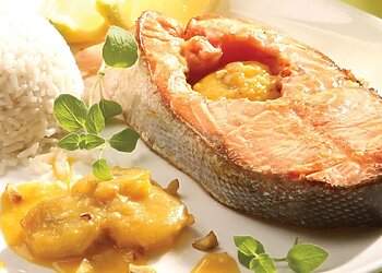 Upėtakių kepsneliai su vaisių padažu