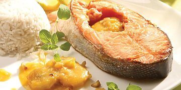 Upėtakių kepsneliai su vaisių padažu