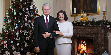 Lietuvos Respublikos Prezidento ir pirmosios ponios sveikinimas šalies žmonėms šv. Kalėdų proga