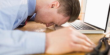 Gyvenimas prie ekranų: 80 proc. dirbančiųjų visame pasaulyje rizikuoja pervargti